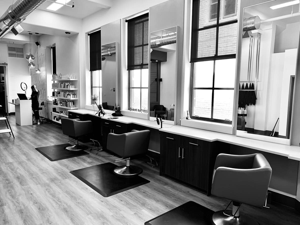 Intérieur accueillant d'un salon pour entreprises de services locales sur rendez-vous